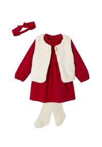 Rotes langärmliges Kleid mit weißem Kunstfell-Weste, passendem roten Haarband mit Schleife und cremefarbenen Strumpfhosen für ein Kleinkindmädchen.