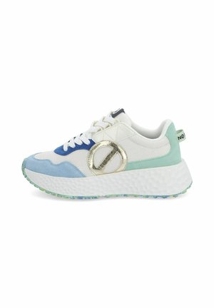 Sneakers sportive con mesh bianco, dettagli in suede blu e menta, particolari metallici circolari e suola bianca texturizzata con battistrada verde e blu.