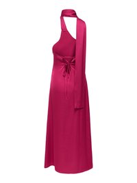 Φούξια σατέν μακρύ φόρεμα με halter neck, ανοιχτή πλάτη, λεπτομέρεια με δέσιμο και μακρύ ζωνάρι που κρέμεται από το ντεκολτέ.