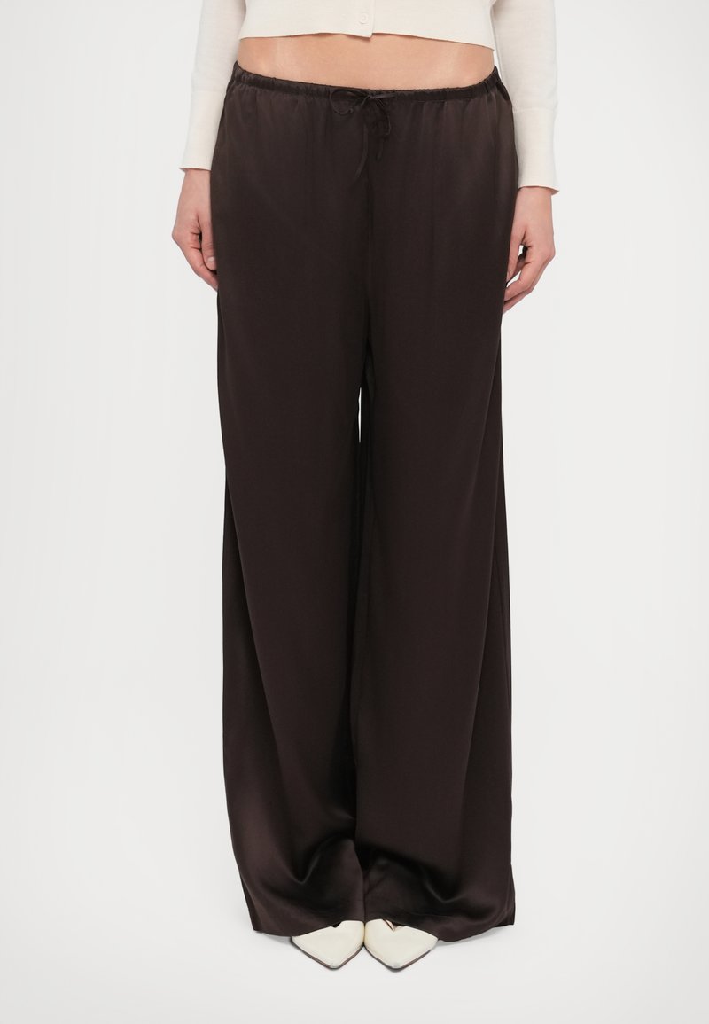 Wide-leg trousers in dark brown satin with a drawstring waistband. Features a smooth texture and a relaxed fit. Discreet side pockets.