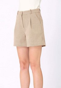 Shorts en plaid beige avec une taille haute, des plis avant et des poches latérales. Le tissu a un motif texturé et une coupe ajustée.