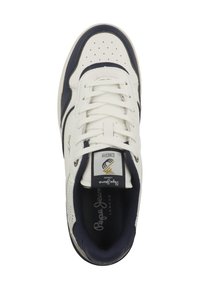 Sneaker in pelle bianca con accenti blu navy, punta forata, lacci piatti e colletto imbottito. Presenta un'etichetta con logo sulla linguetta e branding all'interno.