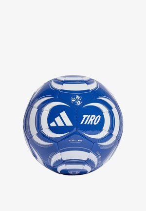 Modro-bílý fotbalový míč Adidas Tiro s výrazným zakřiveným designem panelů a logem Adidas na bílém pozadí.