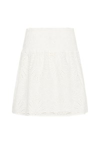 Jupe blanche avec une taille smockée, présentant des motifs en œillets et un design évasé, fabriquée en tissu léger. Détails texturés sur l'ensemble.