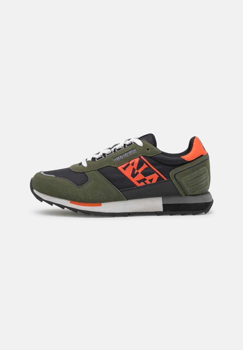 Zapatillas de gamuza verde y malla negra con acentos naranjas, suela acolchada y diseño de logotipo geométrico. Presenta cordones blancos y paneles texturizados.
