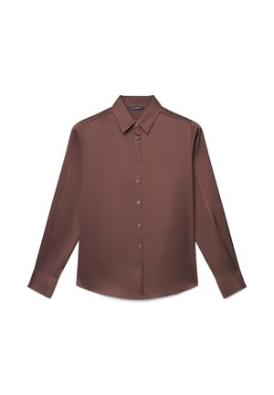 Braunes, langärmliges Hemd mit Knöpfen, spitzem Kragen und Manschetten, aus glattem Stoff, flach auf weißem Hintergrund ausgebreitet.