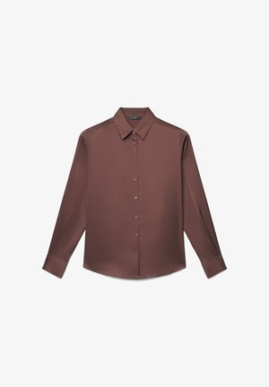 Braunes, langärmliges Hemd mit Knöpfen, spitzem Kragen und Manschetten, aus glattem Stoff, flach auf weißem Hintergrund ausgebreitet.