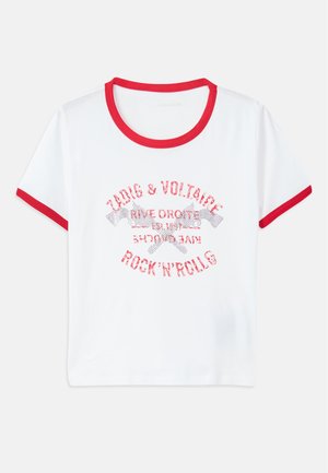 T-shirt blanc à manches courtes avec encolure et manches côtelées rouges. Présente un texte imprimé en rouge et noir, avec un motif usé.