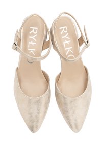 Beżowe szpilki z metalicznym wykończeniem i spiczastym noskiem. Posiadają pasek wokół kostki z klamrą oraz gładką, fakturowaną wkładkę.