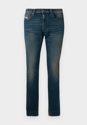 Mørkeblå jeans laget av denim, med fem lommer, knappefeste og lett falming langs lårene for et slitt utseende.