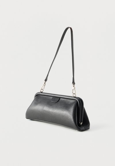 Μαύρη δερμάτινη ορθογώνια τσάντα clutch με μακρύ αποσπώμενο ιμάντα ώμου και κλείσιμο με μεταλλικό σκελετό.