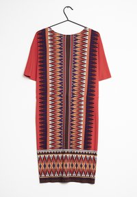 Punainen mekko lyhyillä hihoilla, jossa on geometrisia kuvioita purppurassa, ruskeassa, oranssissa ja kremessä keskellä ja helmassa. Silkkinen rakenne.