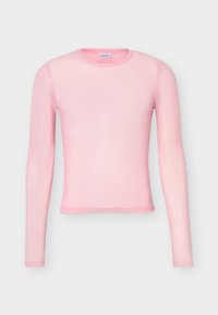 Ανοιχτό ροζ, εφαρμοστό πουκάμισο με μακριά μανίκια και στρογγυλή λαιμόκοψη, εμφανίζεται σε λευκό φόντο.