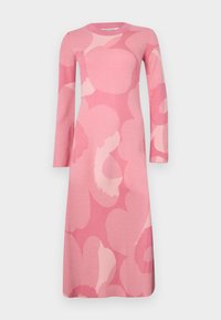 Rochie roz cu mânecă lungă, prezentând un model abstract de culoare roz deschis. Fabricată dintr-un material moale, cu un decolteu rotund și o croială dreaptă.