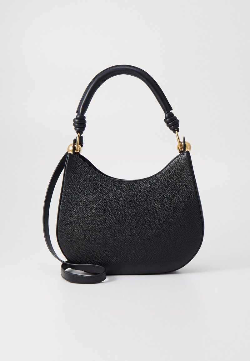 Sac à main en cuir noir avec une forme courbée, une surface texturée, une courte anse et une bandoulière amovible. Accents en métal doré.