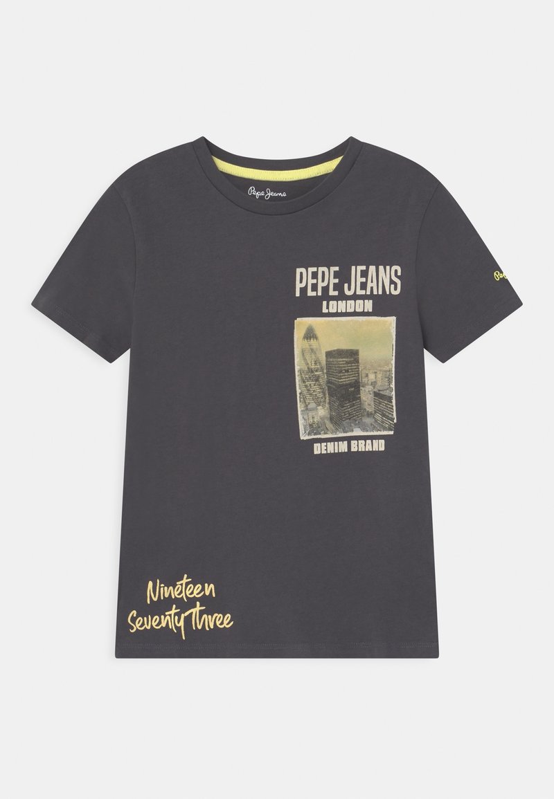 Szara bawełniana koszulka z nadrukiem na przodzie przedstawiającym panoramę miasta, napis "Pepe Jeans London" oraz "Nineteen Seventy-Three" w złotych literach.