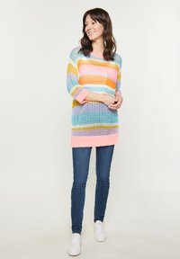 Wielokolorowy sweter dziany z luźnym krojem, z pionowymi paskami w kolorach różowym, niebieskim, żółtym i lawendowym. Długie rękawy i różowy dół.