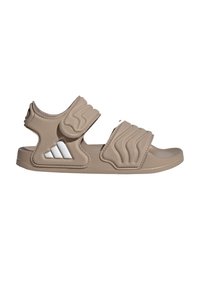 Sandale beige rembourrée avec des sangles velcro réglables sur les orteils et la cheville, avec le logo Adidas blanc sur le côté.