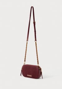 Rektangulär bordeaux färgad crossbody-väska med en kviltad design, detaljer i guldton, axelrem med kedjedetaljer och dragkedjestängning. Logotyp synlig på framsidan.