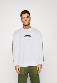 Levi's® RELAXED GRAPHIC CREWNECK SWEATSHIRT - Melegítőfelső - white