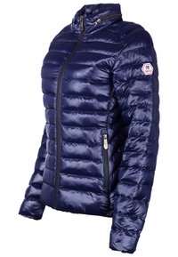 Giacca puffer blu navy con cuciture orizzontali, tasche con zip e colletto alto. Presenta una patch con logo sulla parte superiore del braccio.