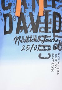 Tissu bleu et blanc avec un texte noir et orange indiquant « David », « Nautical Journey », « 25/01 » et « Navigate Across the Ocean » avec des cordons orange.