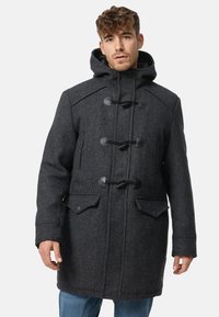 Cappotto in misto lana grigio scuro con cappuccio, chiusure a bottoni a leva, due tasche frontali e superficie strutturata. Vestibilità ampia con design a mezza lunghezza.