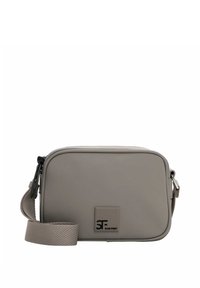 Szara torebka na ramię o gładkiej fakturze, prostokątnym kształcie, zamknięciu na zamek oraz regulowanym pasku. Na przodzie znajduje się logo.