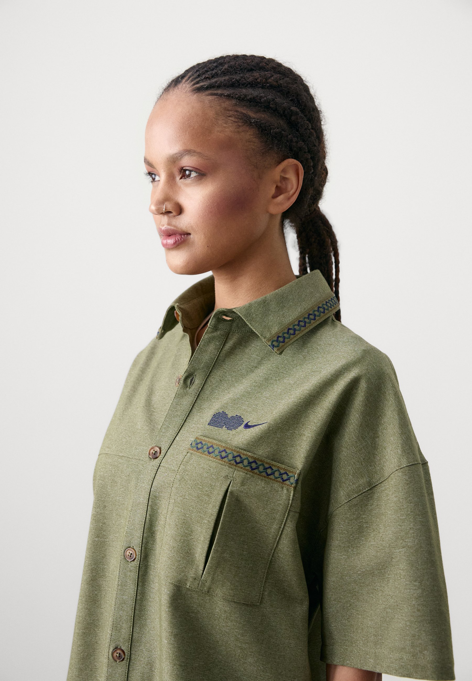 売れ筋商品|||ナイキ シャツ レディース トップス X NAOMI OSAKA - Button-down blouse - medium olive Naomi Osaka Oversized Short-Sleeve Top. Nike FI