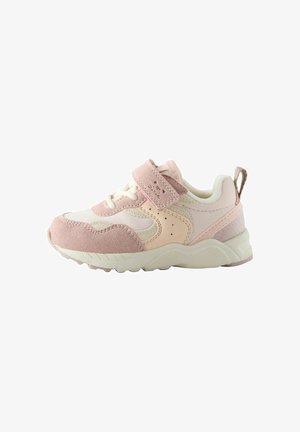 Lichtroze sportieve schoen met suède en mesh panelen, voorzien van een klittenbandsluitingen, ronde neus en een gestructureerde zool. Aangevuld met beige details.