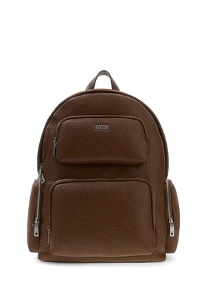 Sac à dos en cuir marron texturé avec plusieurs poches zippées et un petit logo de la marque GUESS sur la poche avant supérieure.