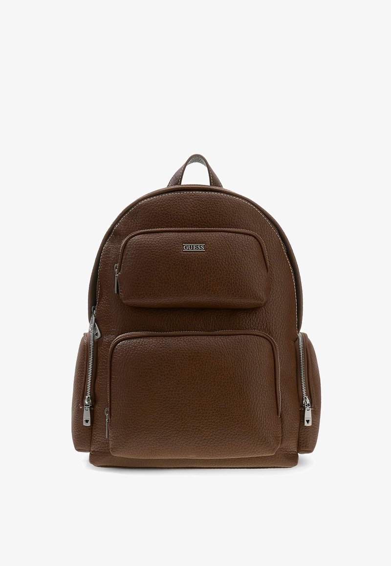 Sac à dos en cuir marron texturé avec plusieurs poches zippées et un petit logo de la marque GUESS sur la poche avant supérieure.