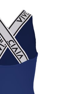Dunkelblauer Badeanzug mit solider Textur, ausgestattet mit weißen Kreuzträgern, die mit schwarzem Branding verziert sind.