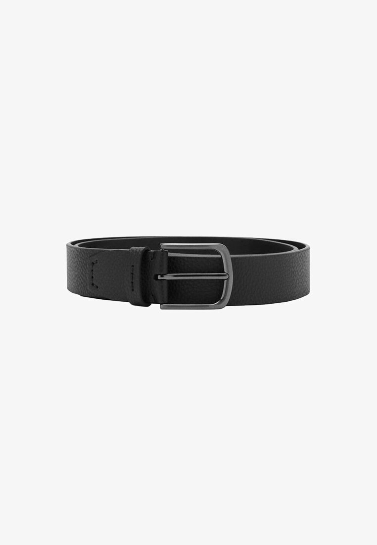 Cinturón de cuero negro con acabado texturizado, que cuenta con una hebilla rectangular de metal y un solo pasador, diseñado para un ajuste ajustable.