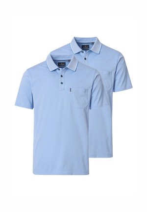 Kaksi vaaleansinistä lyhythihaista poolopaitaa, joissa on kaulukset, kolminappiset napituslistat ja rintataskut, esitettyinä pinottuina valkoisella taustalla.