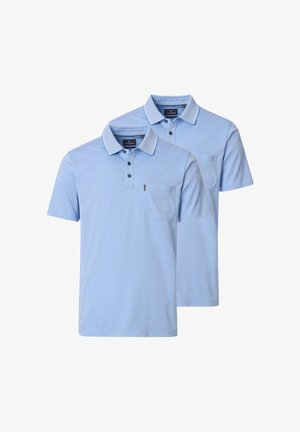 Zwei hellblaue Poloshirts mit kurzen Ärmeln, Kragen, Drei-Knopf-Leisten und Brusttaschen, auf weißem Hintergrund gestapelt gezeigt.