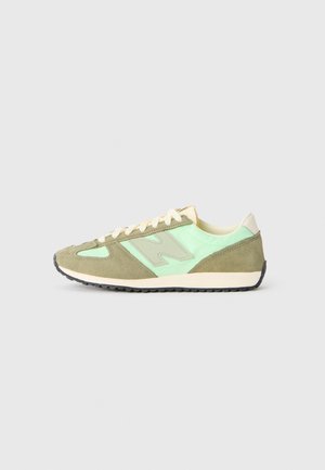 Baskets profil bas en daim vert olive avec panneaux en tissu vert menthe clair, lacets crème et semelle extérieure noire sur fond clair uni.