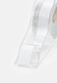 Caurspīdīgas plastmasas korpusa lentes turētājs ar baltu lentes rulli. Bāzei ir zāģveida mala lentes griešanai.