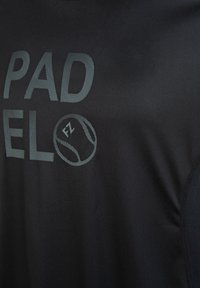 Svart sporttröja med ljusgrå text "PAD" och "ELO" samt en cirkulär logotyp med "FZ". Slät textur och precis passform.