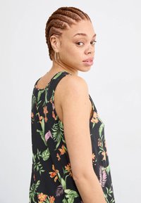 Débardeur noir à fleurs avec de vibrantes feuilles vertes et des fleurs orange, roses et jaunes ; design sans manches, tissu doux, coupe décontractée.