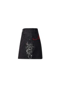 Minifalda de mezclilla negra con intrincados bordados de dragón plateado en un lado y detalles rojos. Corte clásico con diseño de cinco bolsillos.