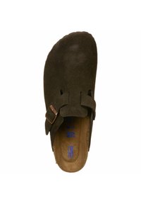 Sandalo slip-on in suede marrone scuro con due cinturini regolabili e una soletta in sughero texturizzato. Punta arrotondata con suola piatta.