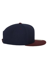 Dunkelblaue Baseballmütze mit einem kastanienbraunen Schirm, aus strukturiertem Material. Verfügt über eine geformte Krone und einen hinteren Snap-Verschluss.