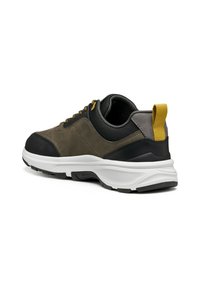 Zapatillas para hombres con una combinación de ante verde oscuro y acentos negros. Cuentan con una suela de goma blanca, una lengüeta amarilla en el talón y ojales metálicos.