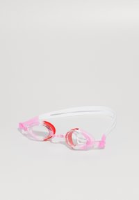 Des lunettes de natation roses et rouges avec des verres transparents et une sangle ajustable blanche, reposant sur une surface blanche.