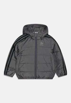 Veste matelassée à capuche Adidas gris foncé avec bandes noires sur les manches et fermeture éclair devant.