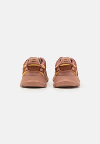 Tenisice s gornjim dijelom od mrežice i sintetike u nijansama ružičaste i smeđe, s žutim detaljima, teksturiranom potplatom i mekanim ovratnikom.