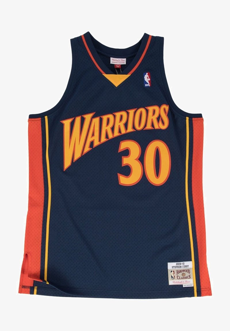 Maglia da basket blu della Marina con "WARRIORS" in arancione, caratterizzata dal numero "30." Include pannelli laterali arancioni e il logo NBA sul petto.