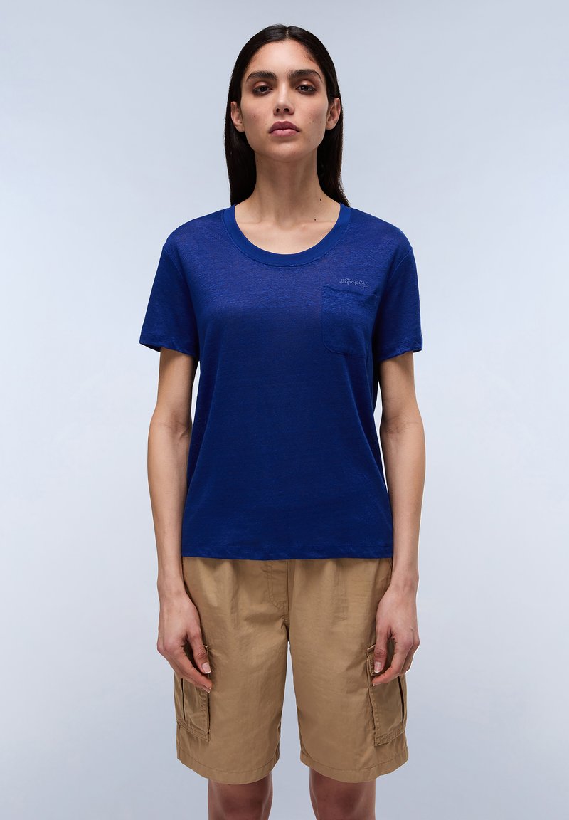 Donkerblauwe T-shirt met korte mouwen en een ronde halslijn, voorzien van een linkerkant borstzak, gemaakt van textuurstof. Draag het met kaki cargoshorts.