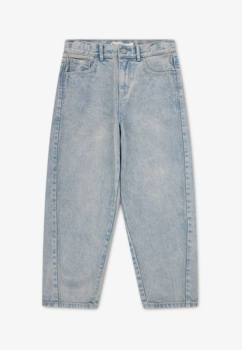 Ανοιχτό μπλε τζιν με ψηλή μέση, ίσια γραμμή και διακριτικό ξεθώριασμα. Διαθέτει πέντε τσέπες και τυπικό κούμπωμα με κουμπί.